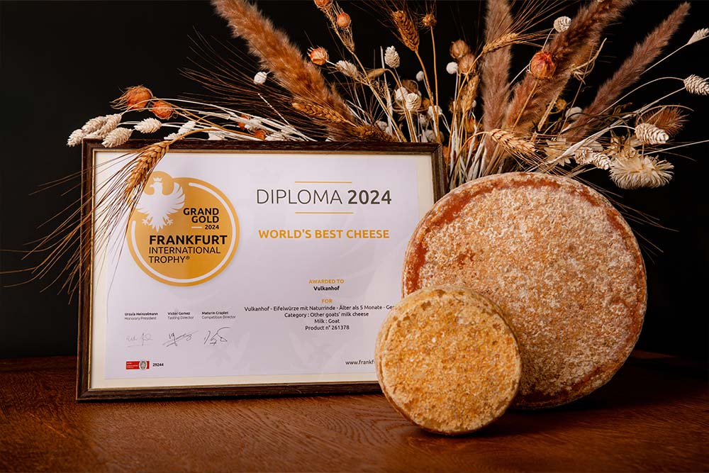 Kategoriesieger: Bester Käse der Welt (Deutschland) Vulkanhof - Eifelwürze mit Naturrinde - Älter als 5 - Diploma Frankfurt International Trophy 538 international eingereichte Proben GRAND GOLD 2024